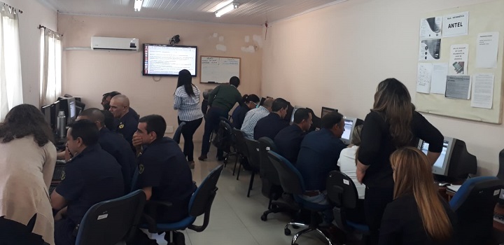 Grupo de funcionarios del Ministerio del Interior recibiendo capacitación