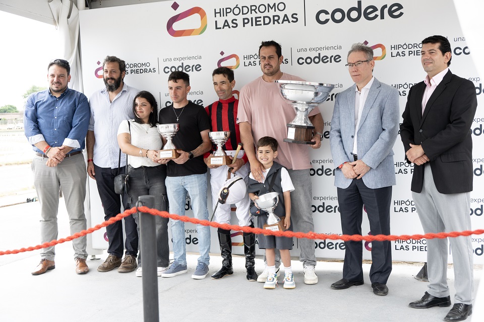 Autoridades y participantes durante la entrega de premios
