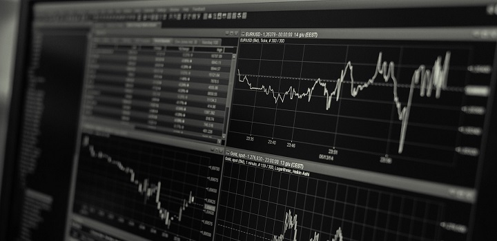 Reporte de Calificadora Estadísticas de deuda en monitor de computadora