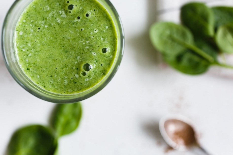 Vaso con jugo de espinacas