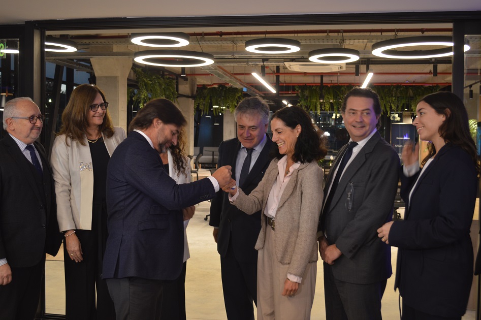 Uruguay Innovation Hub Presidente Luis Lacalle Pou entregando cinta a ministra Azucena Arbeleche
