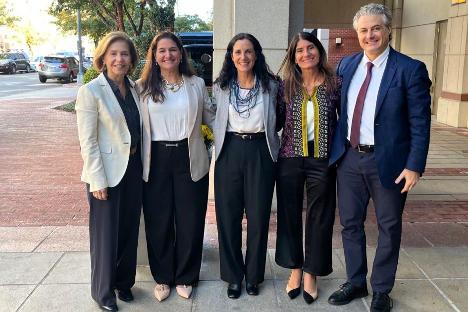 Inés Bustillo, Marcela Bensión, Azucena Arbeleche, Valerie Stahl y Herman Kamil. Inés Bustillo, Marcela Bensión, Azucena Arbeleche, Valerie Stahl y Herman Kamil.