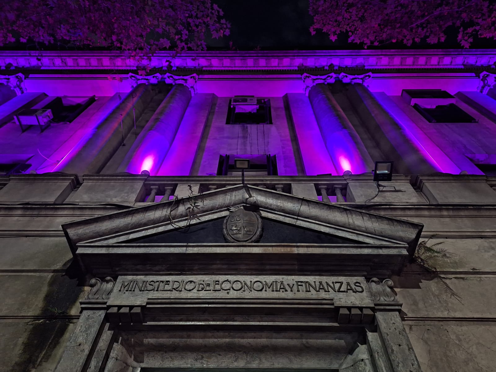 Fachada MEF iluminada con el color que simboliza los feminismos y el Día Internacional de la Mujer