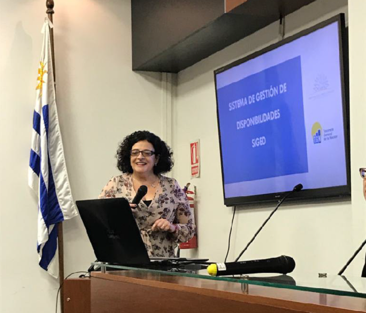 Adriana Arosteguiberry durante la exposición