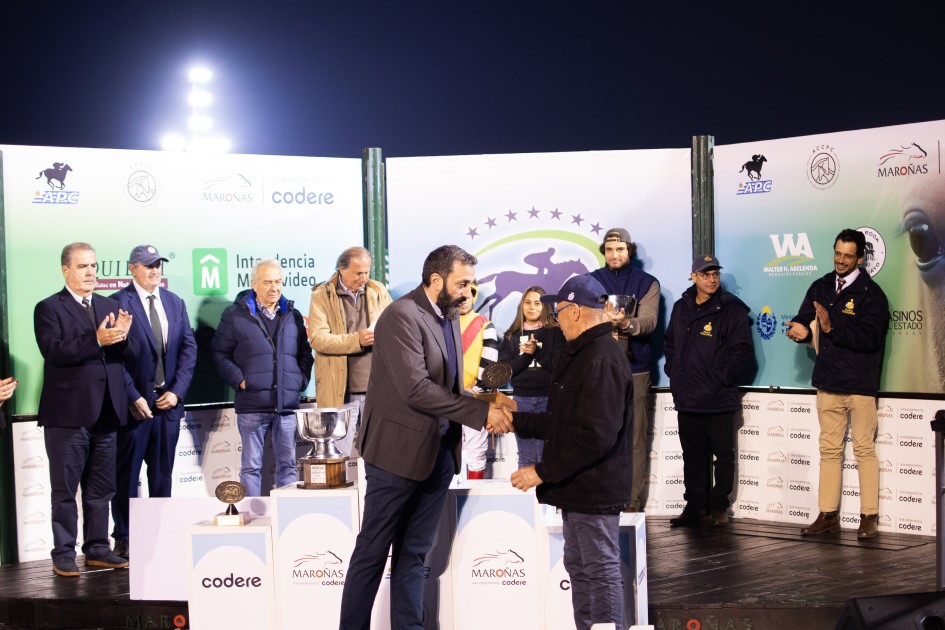 Director general de Casinos, Fernando Estévez, entregando premio