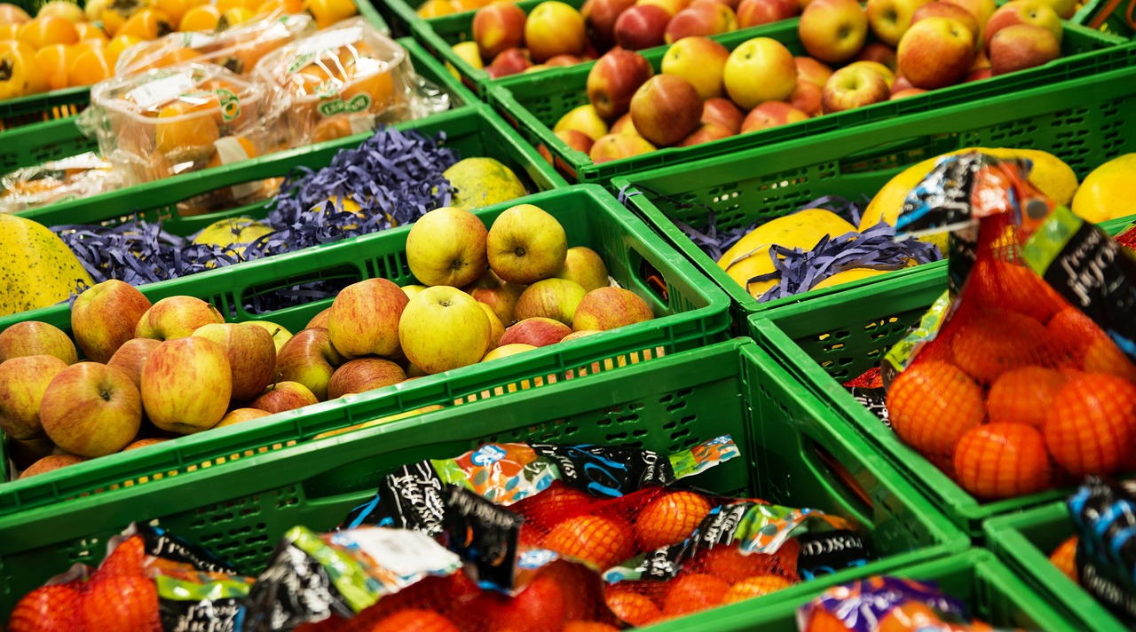 Tabla comparativa de precios de canasta básica de alimentos al 23 de diciembre vista de cajones con verduras