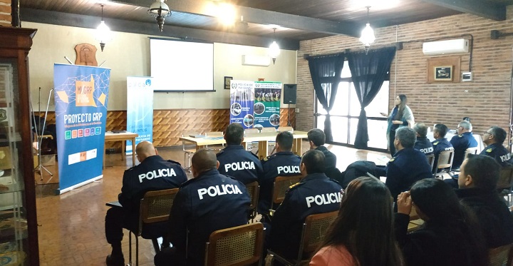 Proceso continuo de mejora de gestión para un uso más eficiente de los recursos públicos Grupo de policías recibiendo capacitación