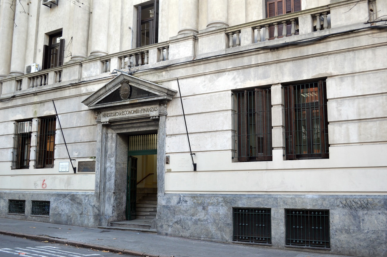 Funcionamiento de ferias alimentarias vecinales en actual fase de pandemia COVID 19 vista de la fachada del edificio del Ministerio de economía y finanzas