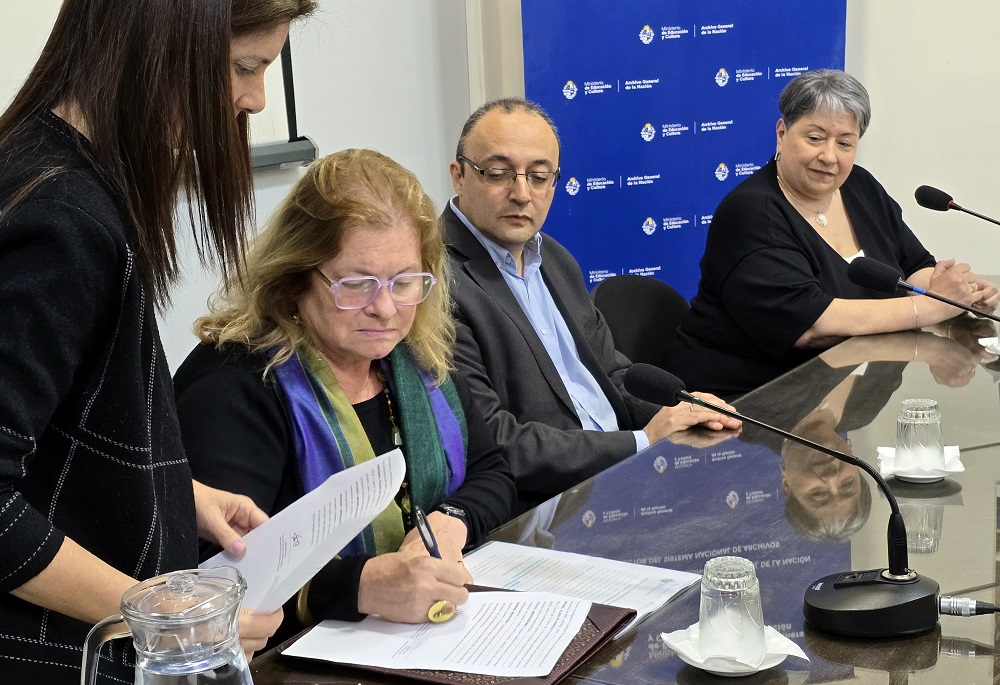 Directora de Secretaría Gabriela Fachola, Carlos Varela (MEC) y Alejandra Villar (AGN)  Firma Acuerdo Archivo Mef