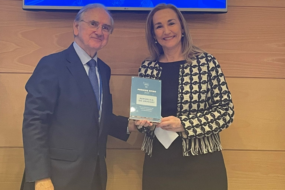 Embajadora uruguaya en España, Ana Teresa Ayala, recibiendo el premio.