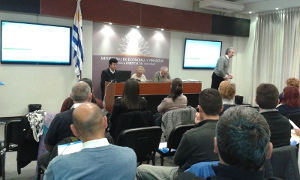 Representantes del Area defensa del consumidor exponiendo frente al publico presente
