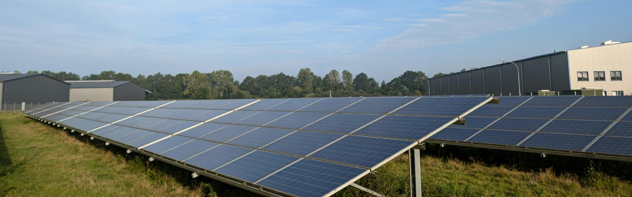 Industria con paneles solares