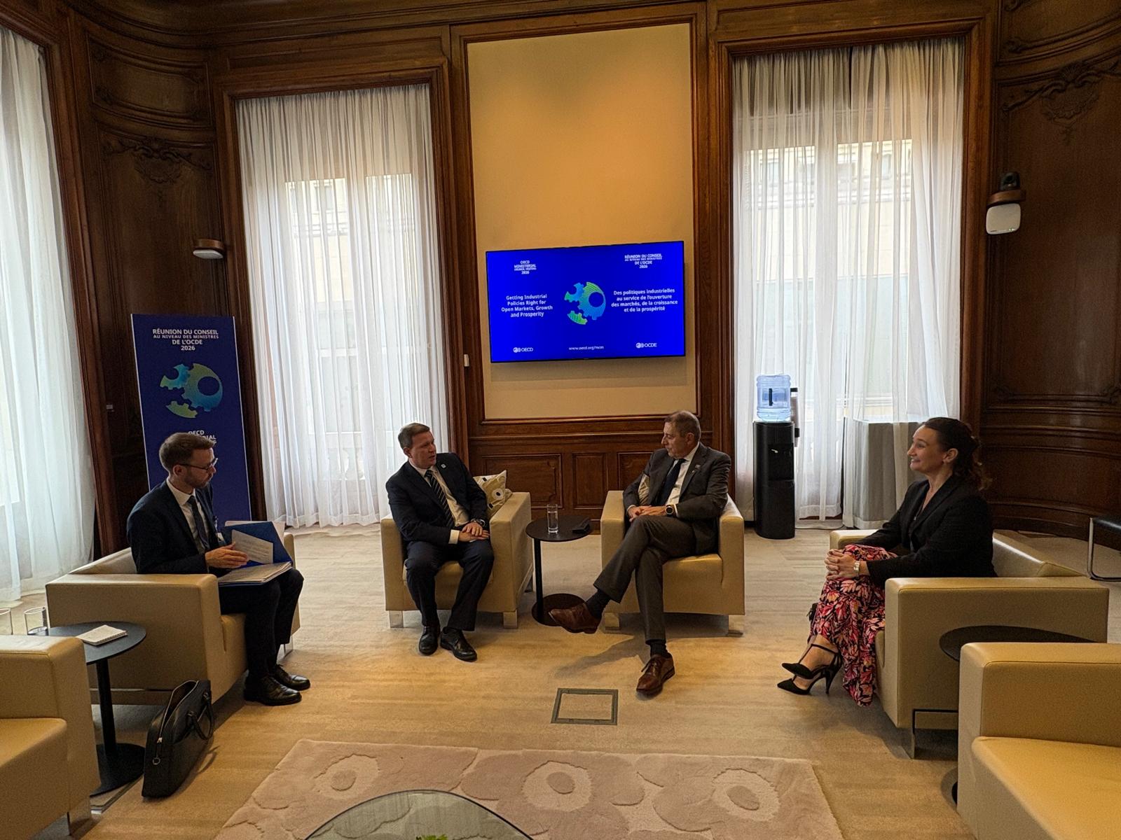 la delegación uruguaya se reunió con Luiz de Mello, director de la Subdivisión de Estudios por Países del Departamento de Economía de la OCDE, y Anabel González, vicepresidenta de Países e Integración Regional del Banco Interamericano de Desarrollo (BID