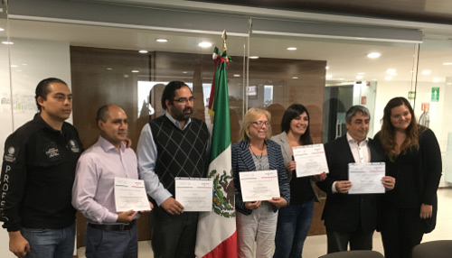 Encargada de despacho del area defensa del consumidor y funcionarios muestran su certifcado de capacitacion