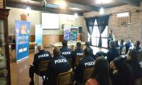 Proceso continuo de mejora de gestión para un uso más eficiente de los recursos públicos Grupo de policías recibiendo capacitación