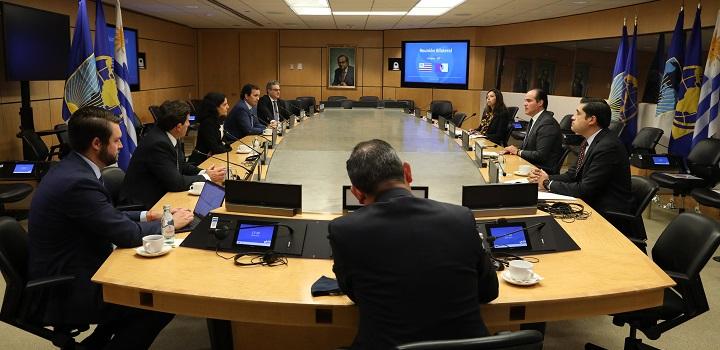 La ministra Azucena Arbeleche y la delegación de Uruguay en la reunión con autoridades del BID