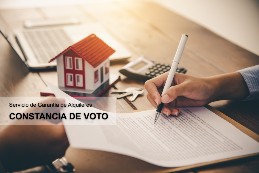 Hoja de documento sobre la que se encuentra la mano de una persona con una lapicera.