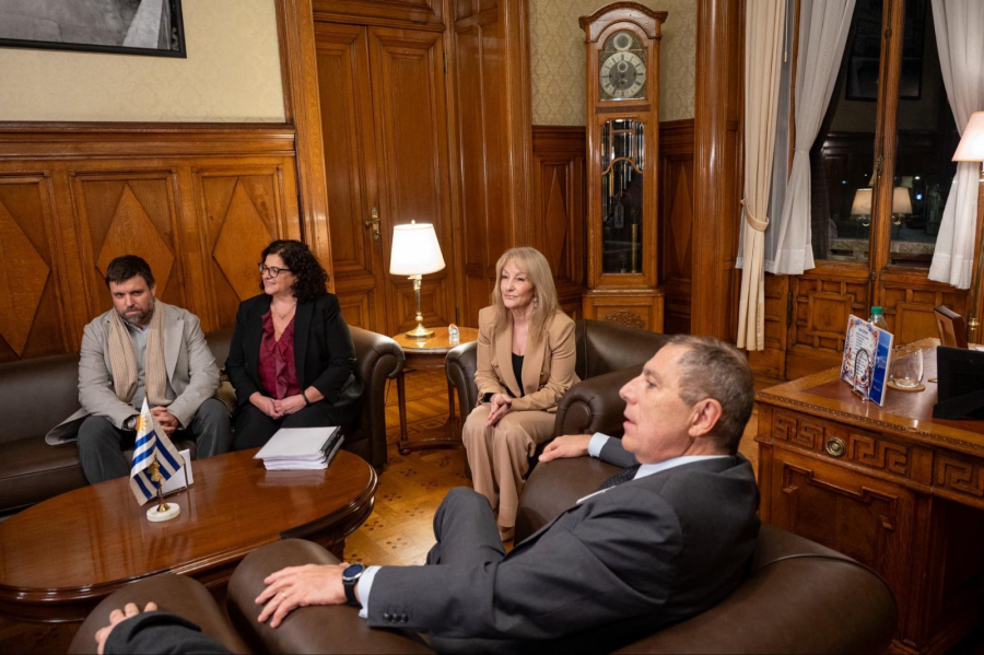 Contadora General de la Nación, Adriana Arosteguiberry junto al ministro Gabriel Oddone, vicepresidenta Carolina Cosse