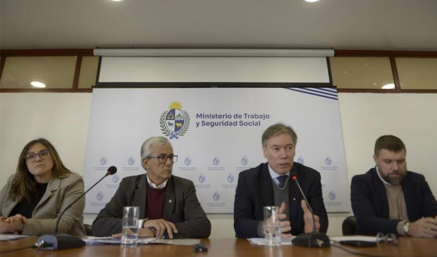 Directora Marcela Barrios, ministro Juan Castillo, ministro (i) Martín Vallcorba y Braulio Zelko