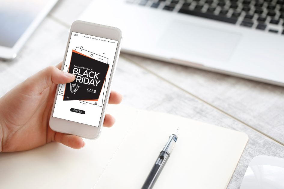 Black Friday - Consumo responsable Persona realizando compra por teléfono inteligente