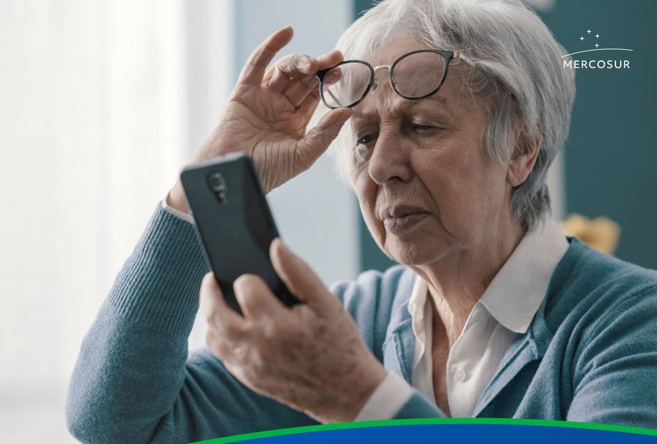 Campaña de la semana del consumidor - Protejamos al consumidor con baja visión Persona con baja visión mirando su teléfono celular