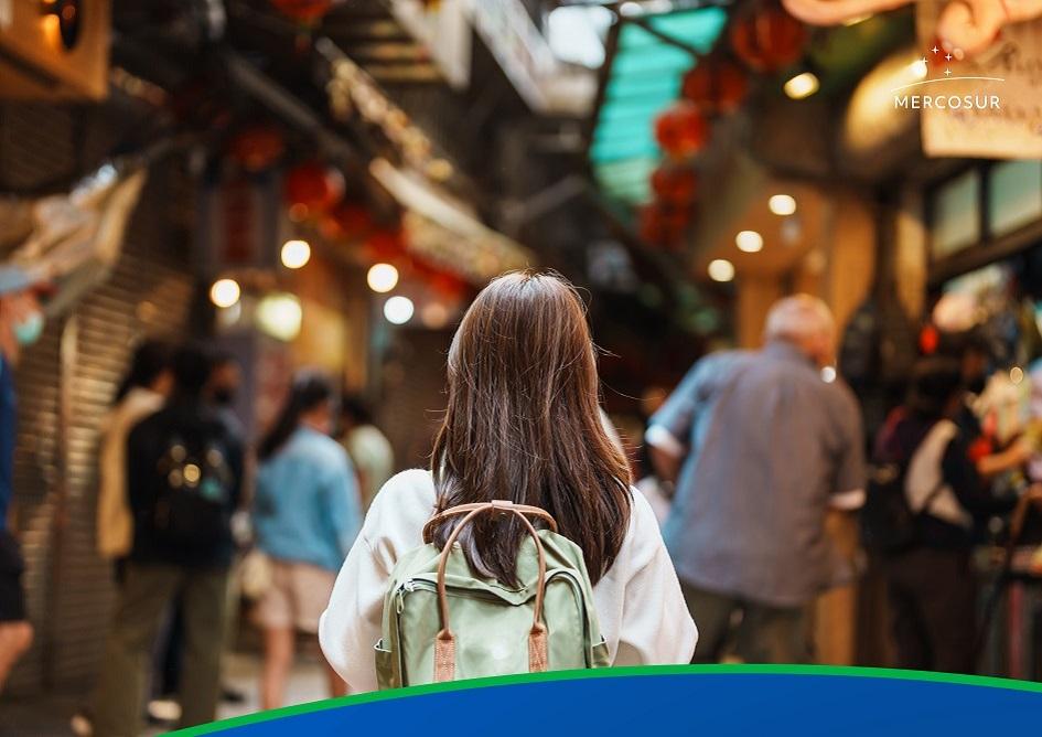 Campaña de la semana del consumidor - Protejamos al consumidor turista Mujer recorriendo como turista una feria de artículos variados