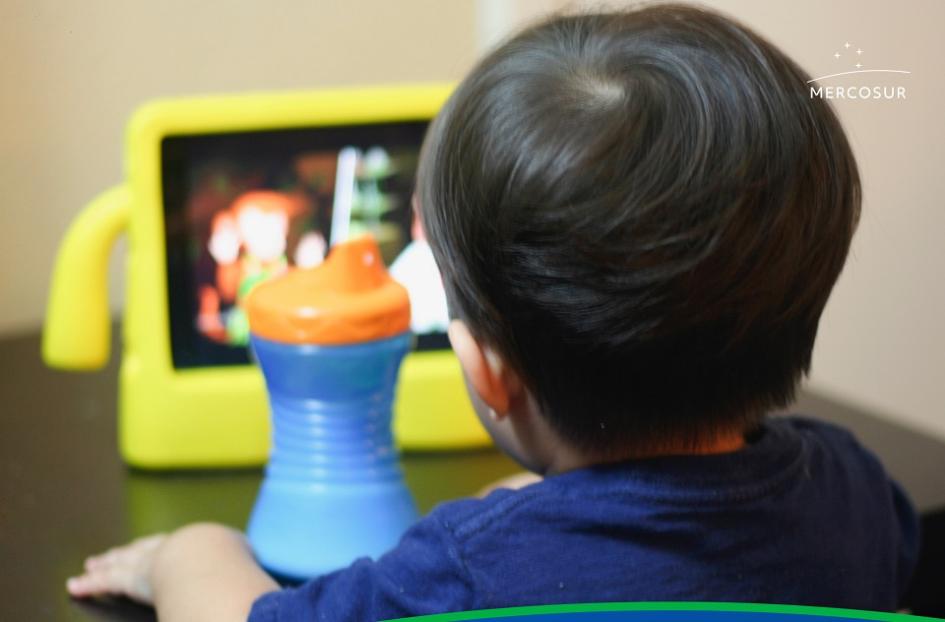 Niño mirando una tablet Niño mirando una tablet