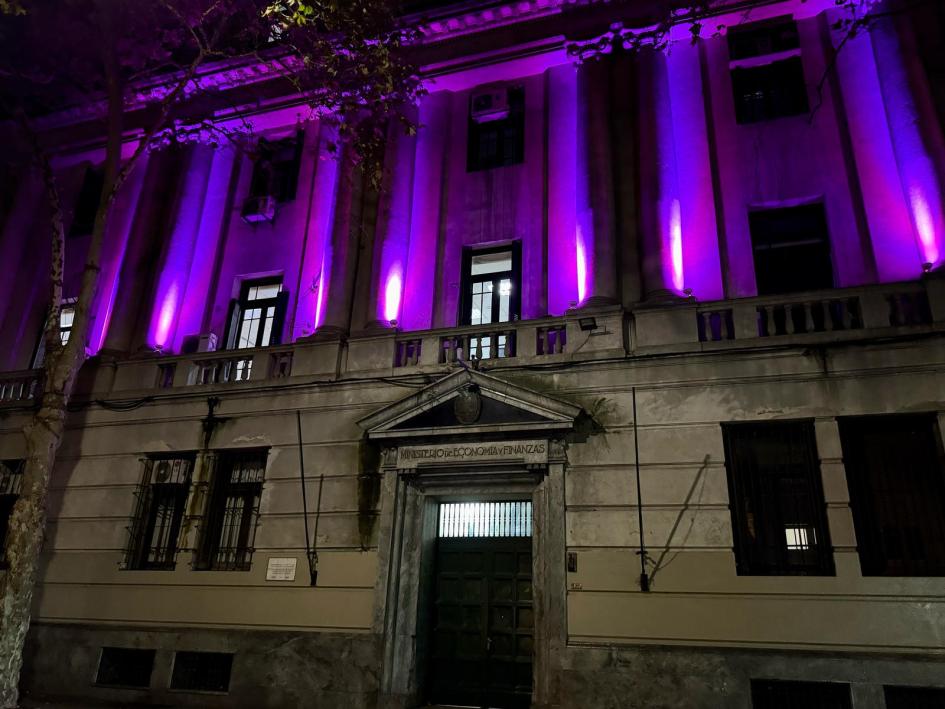 Fachada MEF iluminada con el color que simboliza los feminismos y el Día Internacional de la Mujer Fachada MEF iluminada con el color que simboliza los feminismos y el Día Internacional de la Mujer