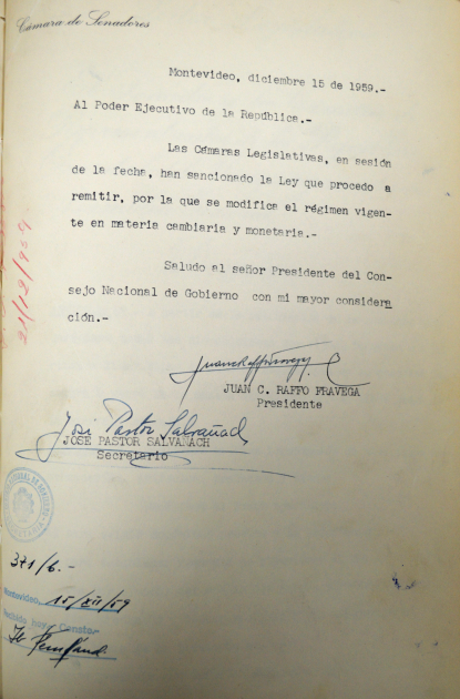 Foto 10– Documento de 1959 sobre sanción parlamentaria de reforma cambiaria y monetaria de Azzini Foto 10– Documento de 1959 sobre sanción parlamentaria de reforma cambiaria y monetaria de Azzini