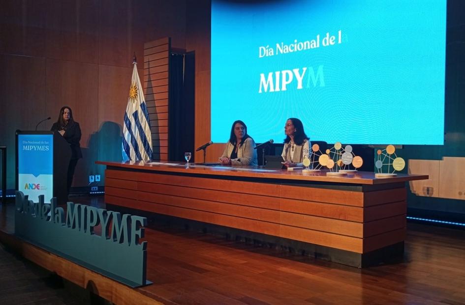 Presidenta de ANDE, Carmen Sánchez, ministra de Economía Azucena Arbeleche Día Nacional de la Mipymes