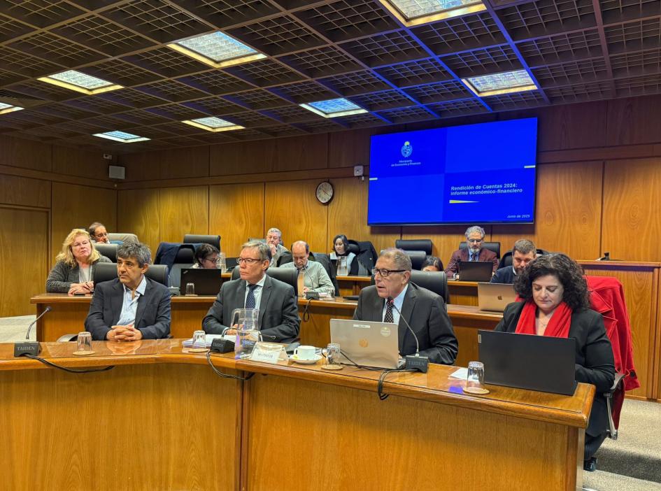 Equipo económico presentó Rendición de Cuentas y pidió establecer nuevo tope de deuda Jorge Polgar, Martín Vallcorba, Gabriel Oddone y Adriana Arosteguiberry