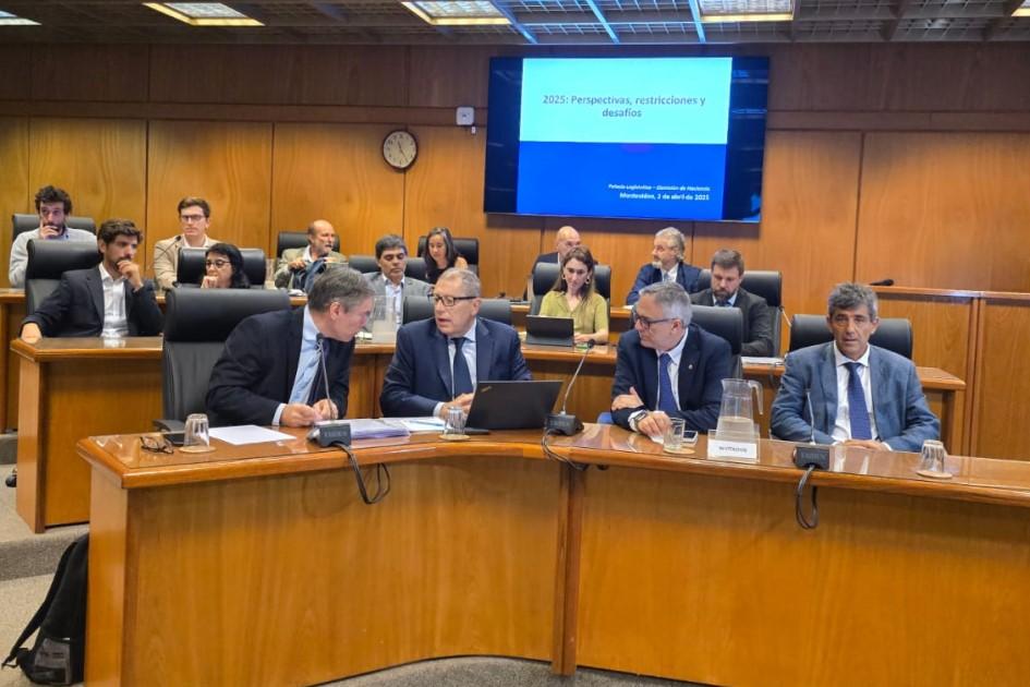 Equipo económico durante presentación en Comisión de Hacienda en el Parlamento Equipo económico durante presentación en Comisión de Hacienda en el Parlamento