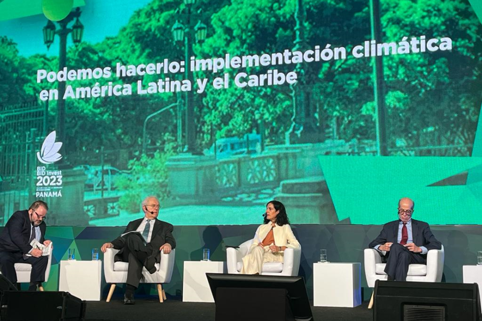 Ministra Azucena Arbeleche en seminario sobre cambio climático. Ministra Azucena Arbeleche en seminario sobre cambio climático.