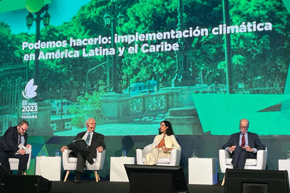 Ministra Azucena Arbeleche en seminario sobre cambio climático.