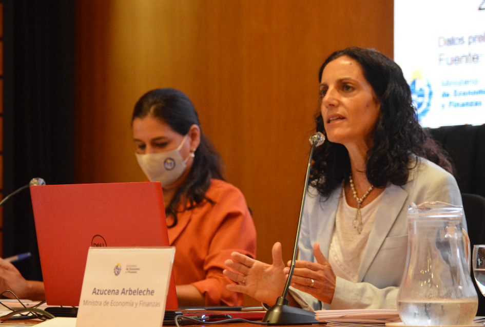 Directora Marcela Bensión, Ministra Azucena Arbeleche Presentación Situación y perspectivas macroeconómicas