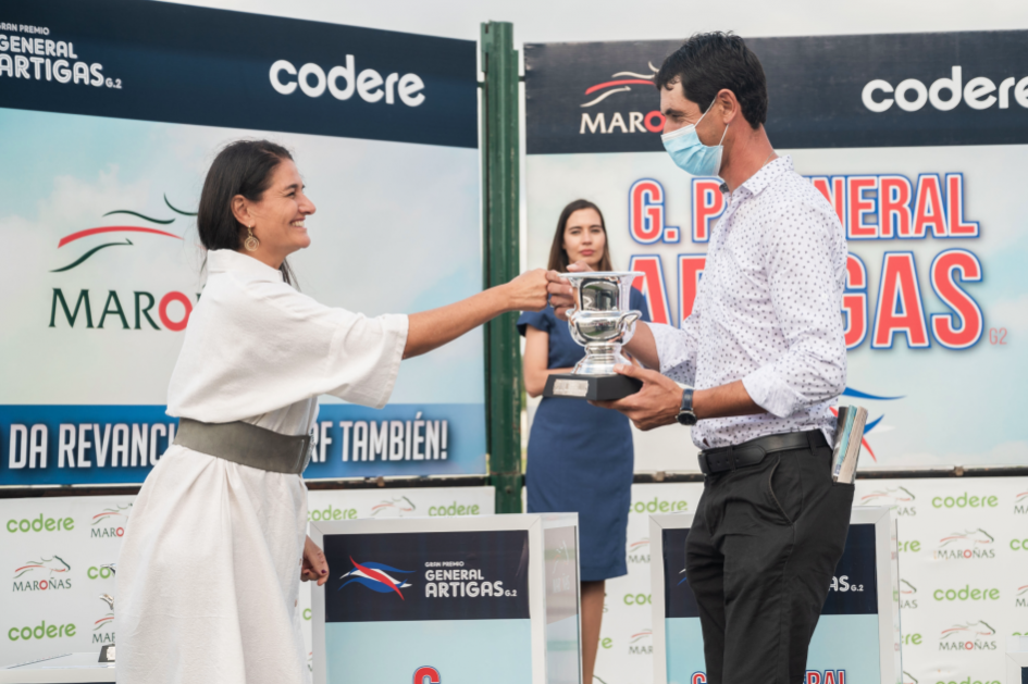 Marcela Bensión entrega el premio Ministerio de Economía y Finanzas-Dirección General de Casinos