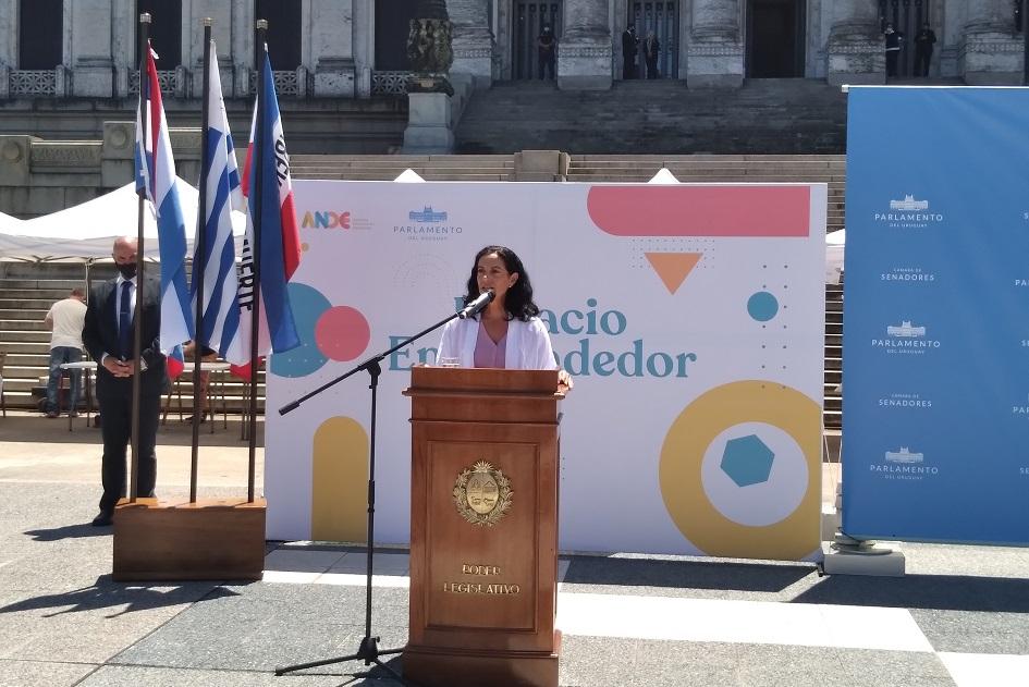 Ministra Azucena Arbeleche disertando en 1ª edición de Espacio Emprendedor