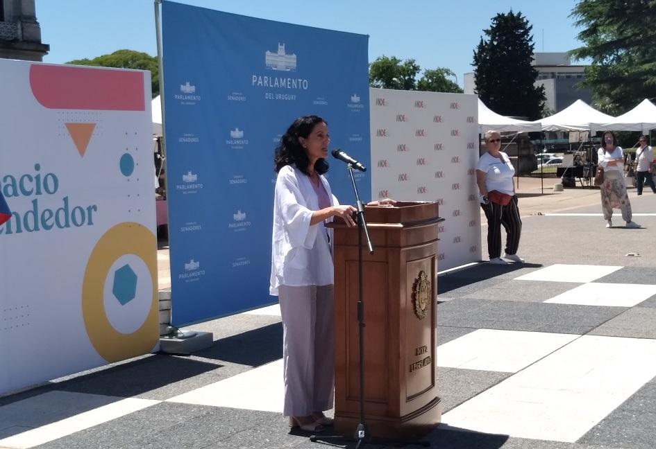 Ministra Azucena Arbeleche disertando en 1ª edición de Espacio Emprendedor Ministra Azucena Arbeleche disertando en 1ª edición de Espacio Emprendedor