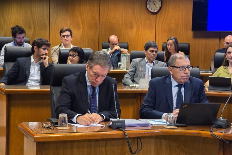 Equipo económico durante presentación en Comisión de Hacienda en el Parlamento Subsecretario Martín Vallcorba y ministro Gabriel Oddone