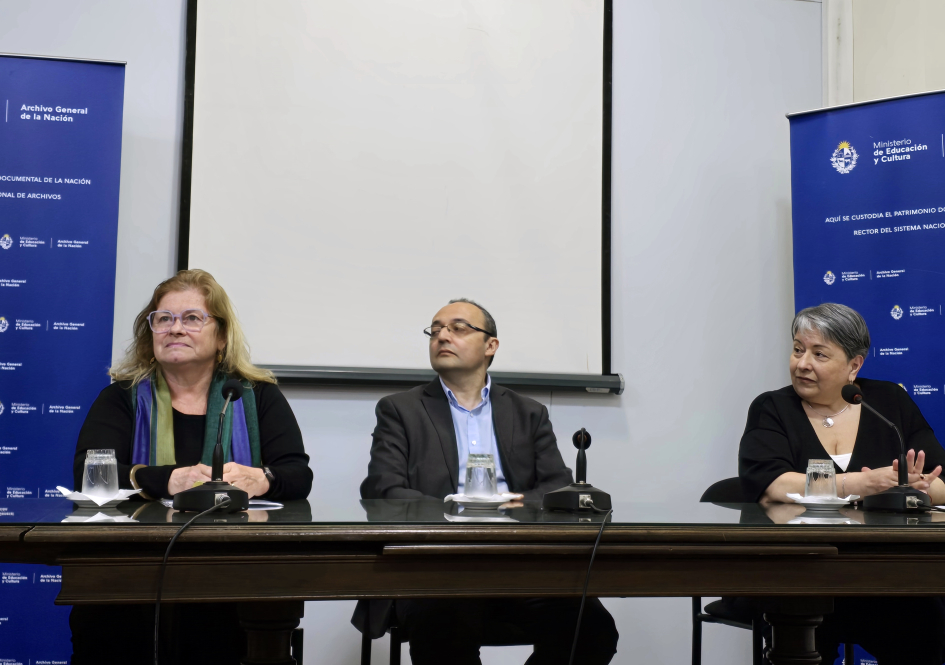 Directora Gabriela Fachola, Carlos Varela (MEC) y Alejandra Villar (AGN)  Firma Acuerdo Archivo Mef