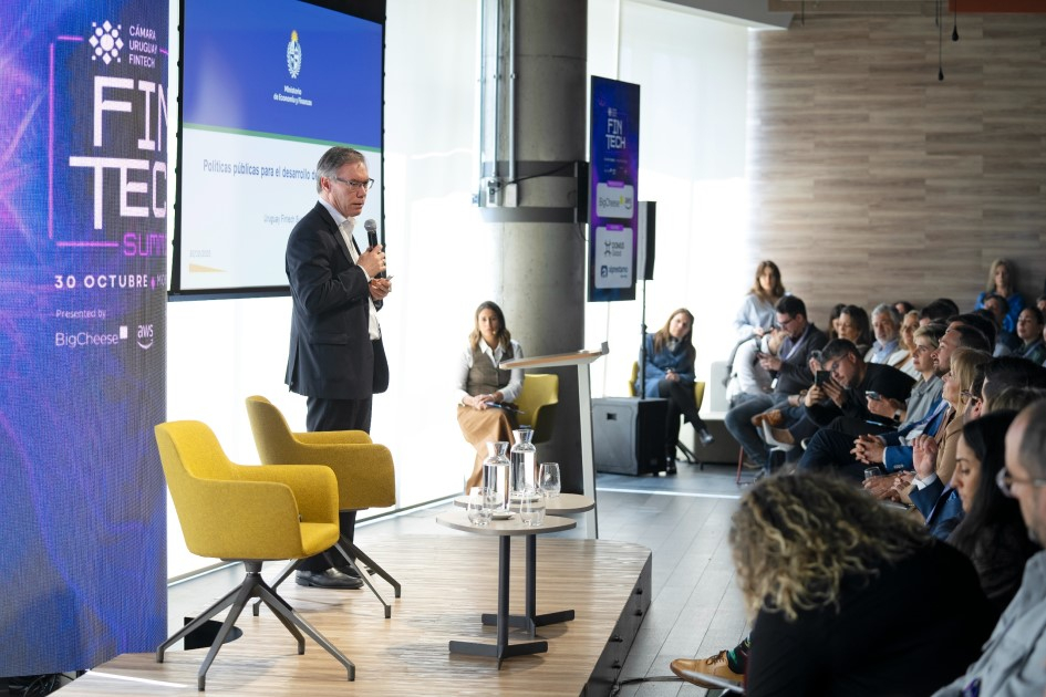 Subsecretario Martín Vallcorba durante su presentación