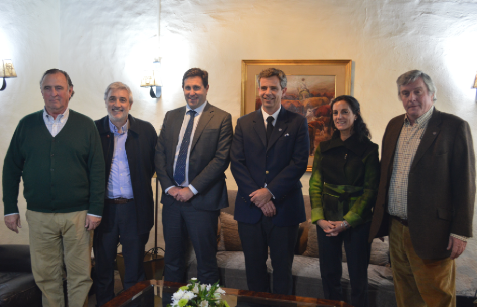 Ministra Azucena Arbeleche, subsecretario Alejandro Irastorza junto a autoridades de la ARU Ministra Azucena Arbeleche, subsecretario Alejandro Irastorza junto a autoridades de la ARU