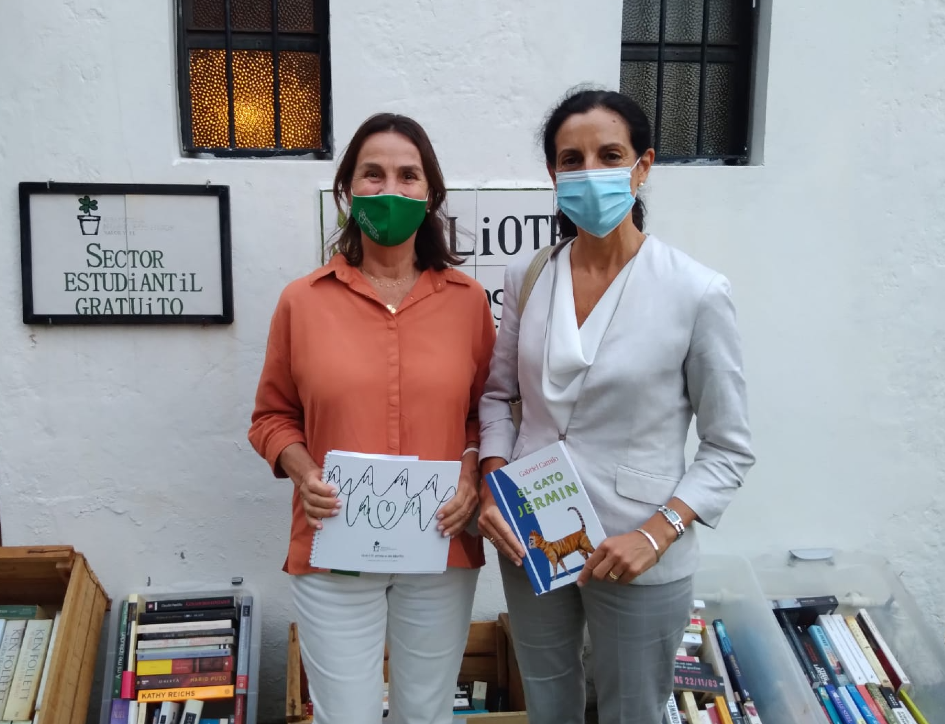 Ministra Azucena Arbeleche junto a Stella Pérez del Castillo, de la biblioteca Nuestros Hijos.