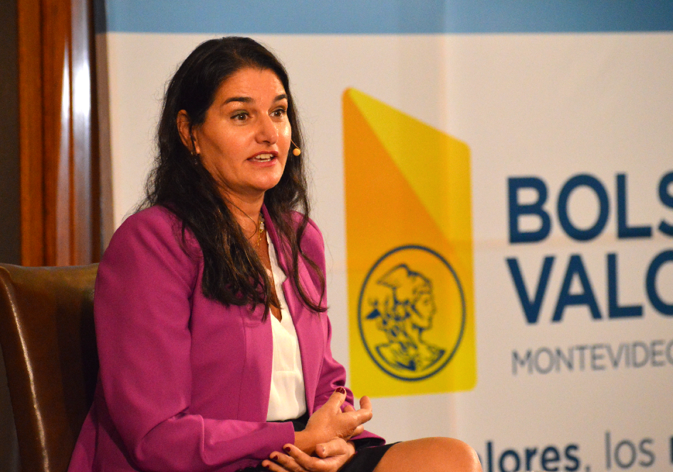 Directora de Política Económica Marcela Bensión Toque de campana por la igualdad de género