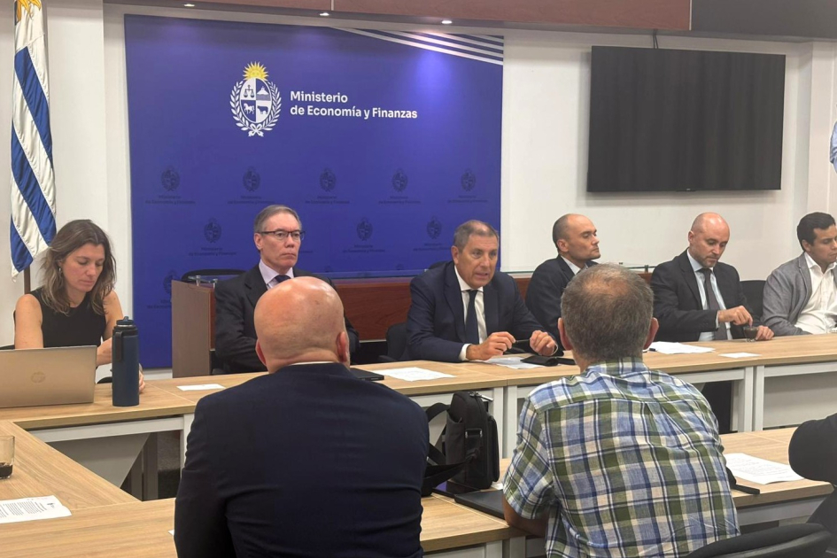 Antonaccio, Vallcorba, Oddone, Lalanne, Labraga con analistas y representantes de las Universidades