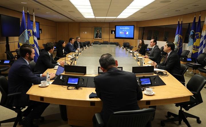 La ministra Azucena Arbeleche y la delegación de Uruguay en la reunión con autoridades del BID