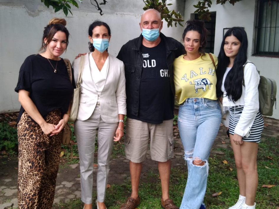 Ministra Azucena Arbeleche junto a Gabriel Camilo y sus hijas Natalia, Sofía y Nicolle Ministra Azucena Arbeleche junto a Gabriel Camilo y sus hijas Natalia, Sofía y Nicolle