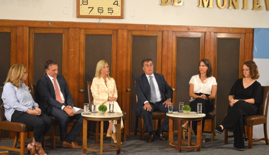 Panel de apertura: Mónica Bottero, Matías Bendersky, Beatriz Argimón, Ángel Urraburu, Magdalena Furtado, Paola Rapetti Toque de campana por la igualdad de género