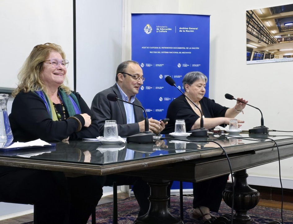 Directora Gabriela Fachola, Carlos Varela (MEC) y Alejandra Villar (AGN)  Firma Acuerdo Archivo Mef