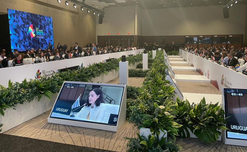 Ministra Azucena Arbeleche en Asamblea de Gobernadores del BID.